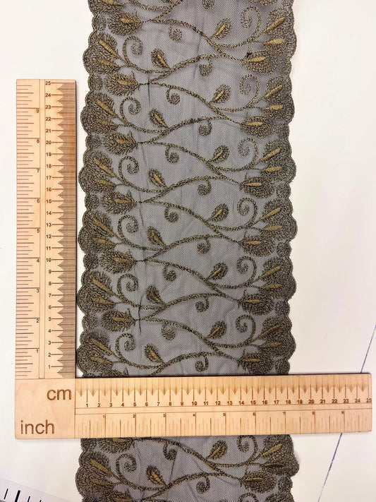 Haftowana koronka na tiulu 19 cm, czarna ze złotymi akcentami – dostępna online w Šarlotes audumi