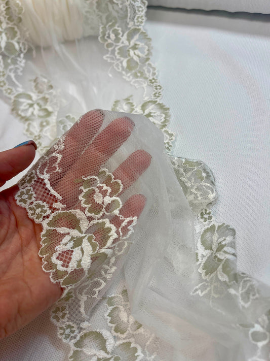 Obraz z haftowaną koronką na tiulu 25 cm-biała – dostępne online Šarlotes audumi
