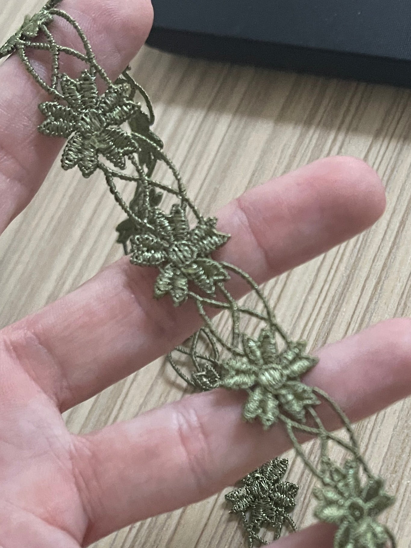 Zdjęcie z haftowaną koronkową wstążką 1,2 cm – zielone listki – dostępna w Šarlotes audumi