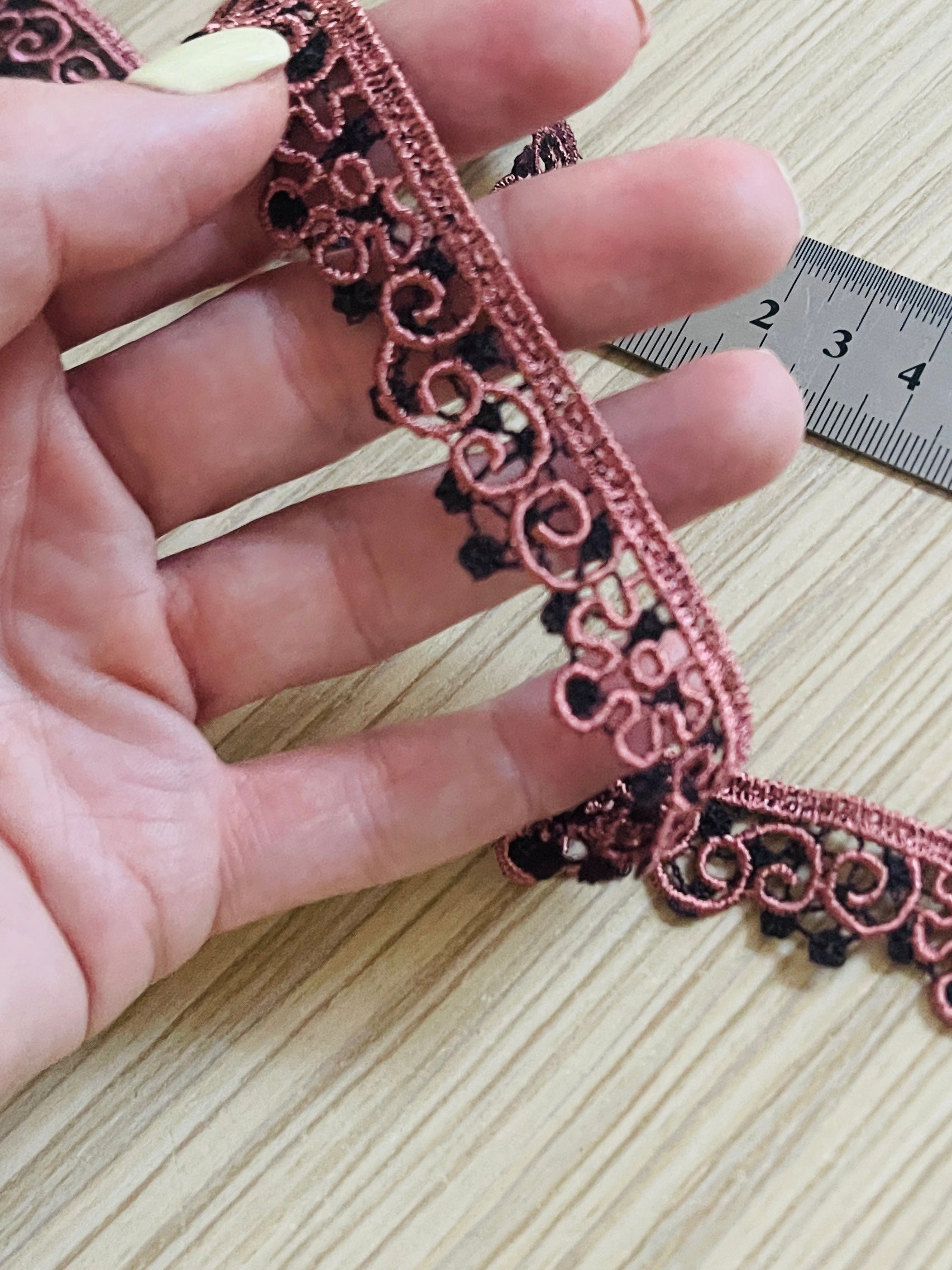 Image with embroidered lace ribbon 1.5 cm - brown pink with black – available at Charlotte's Fabrics