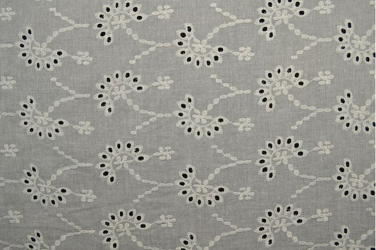 Embroidered cotton fabric - white floral motif 100 g/m²