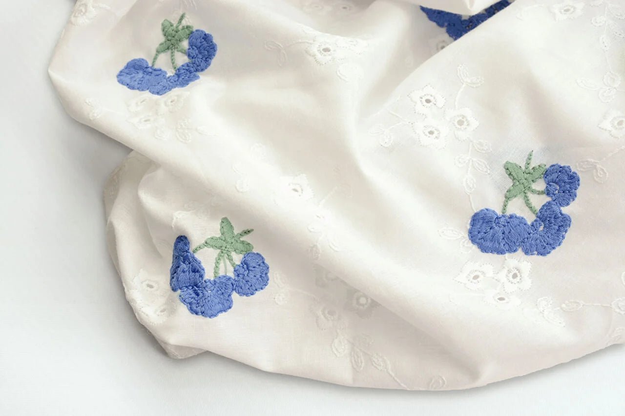 embroidered cotton fabric - blue flowers 110 g/m²