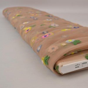alt
Image of embroidered tulle fabric with flowers - peach tone 70 g/m² – available at Šarlotes audumi