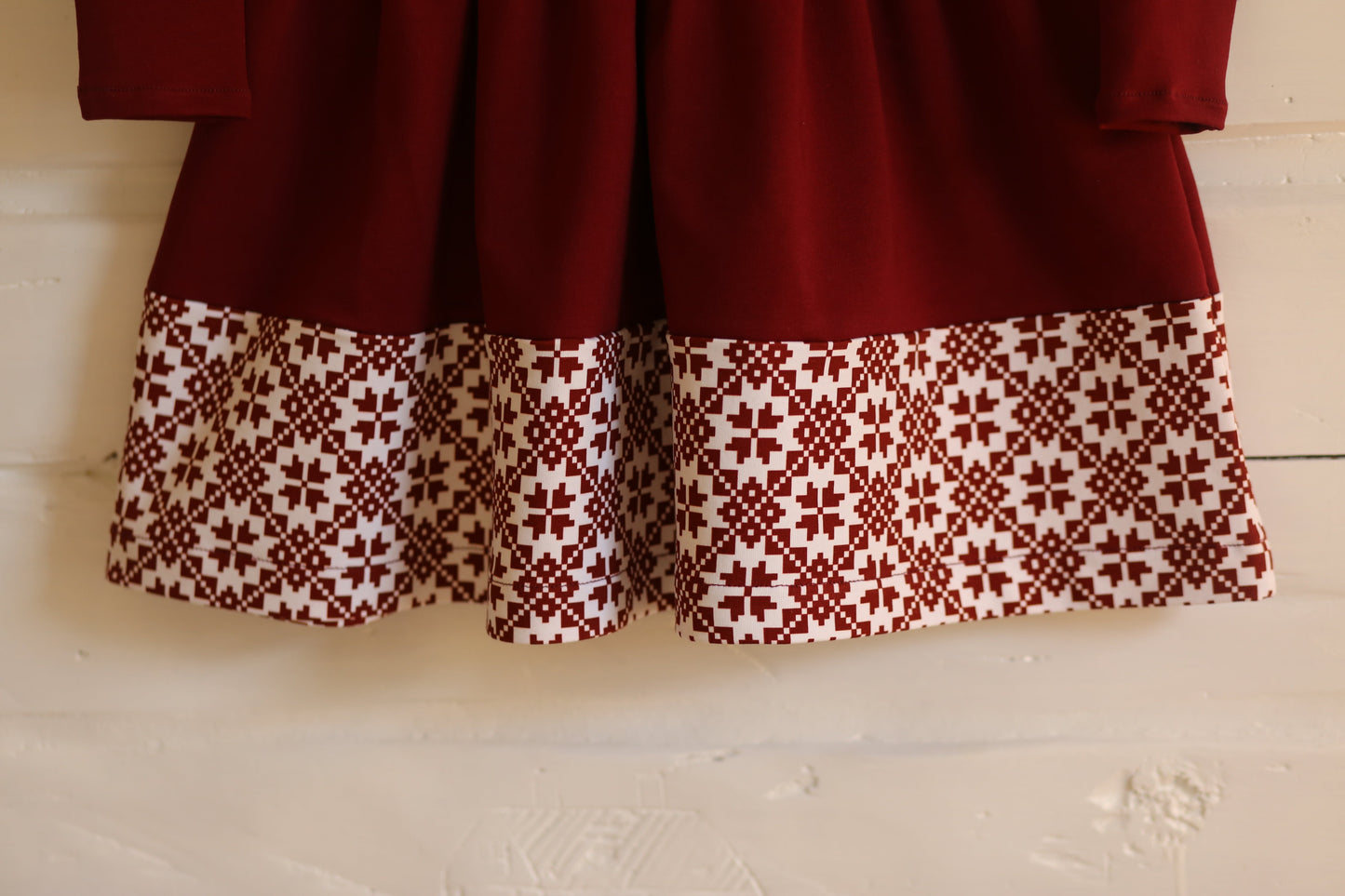 alt
Image of cotton loopback knit fabric - star pattern on a crimson background 250 g/m² – available at Šarlotes audumi