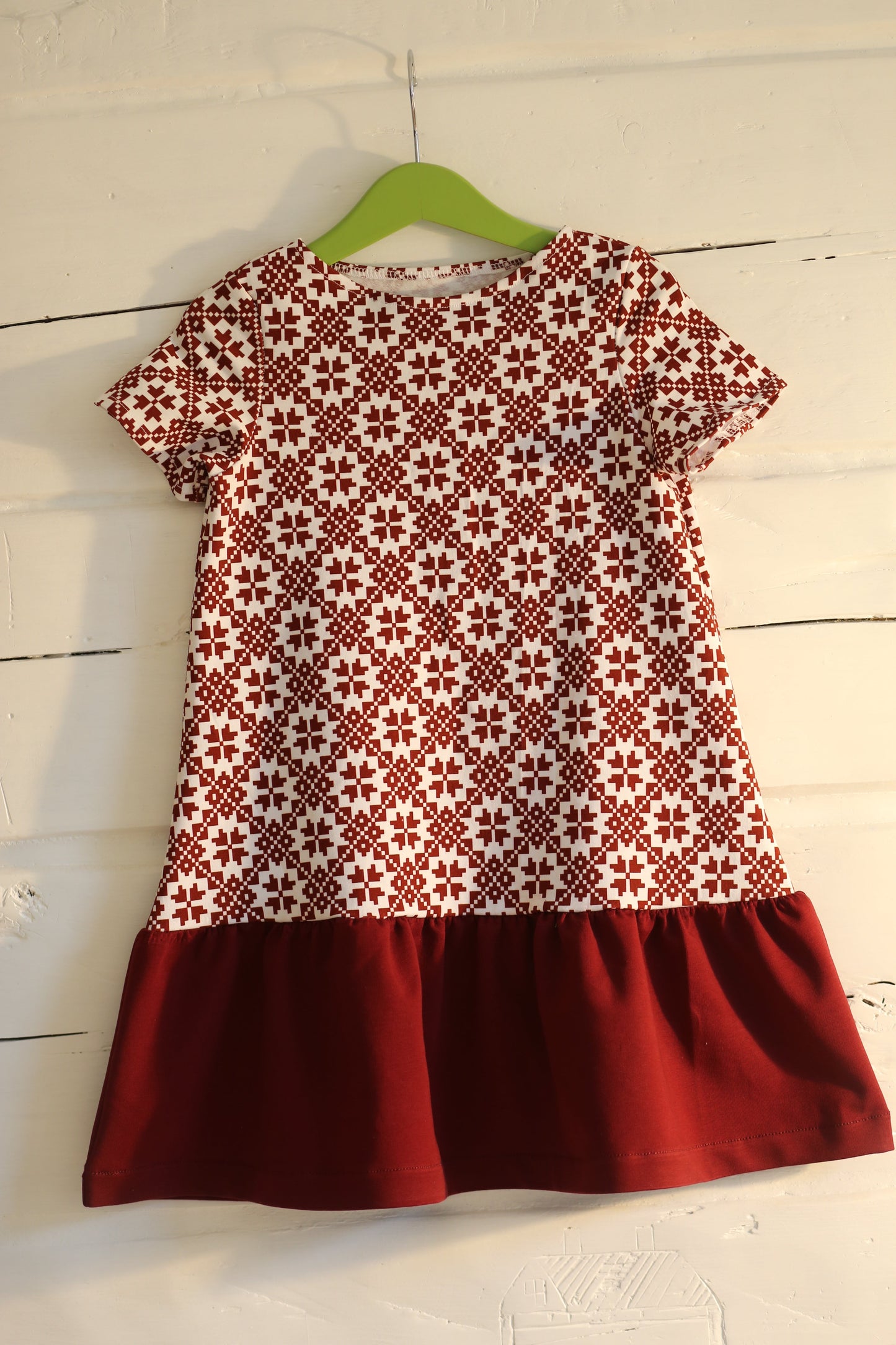 Image of cotton loopback knit - star pattern on a crimson background 250 g/m² – available at Šarlotes audumi