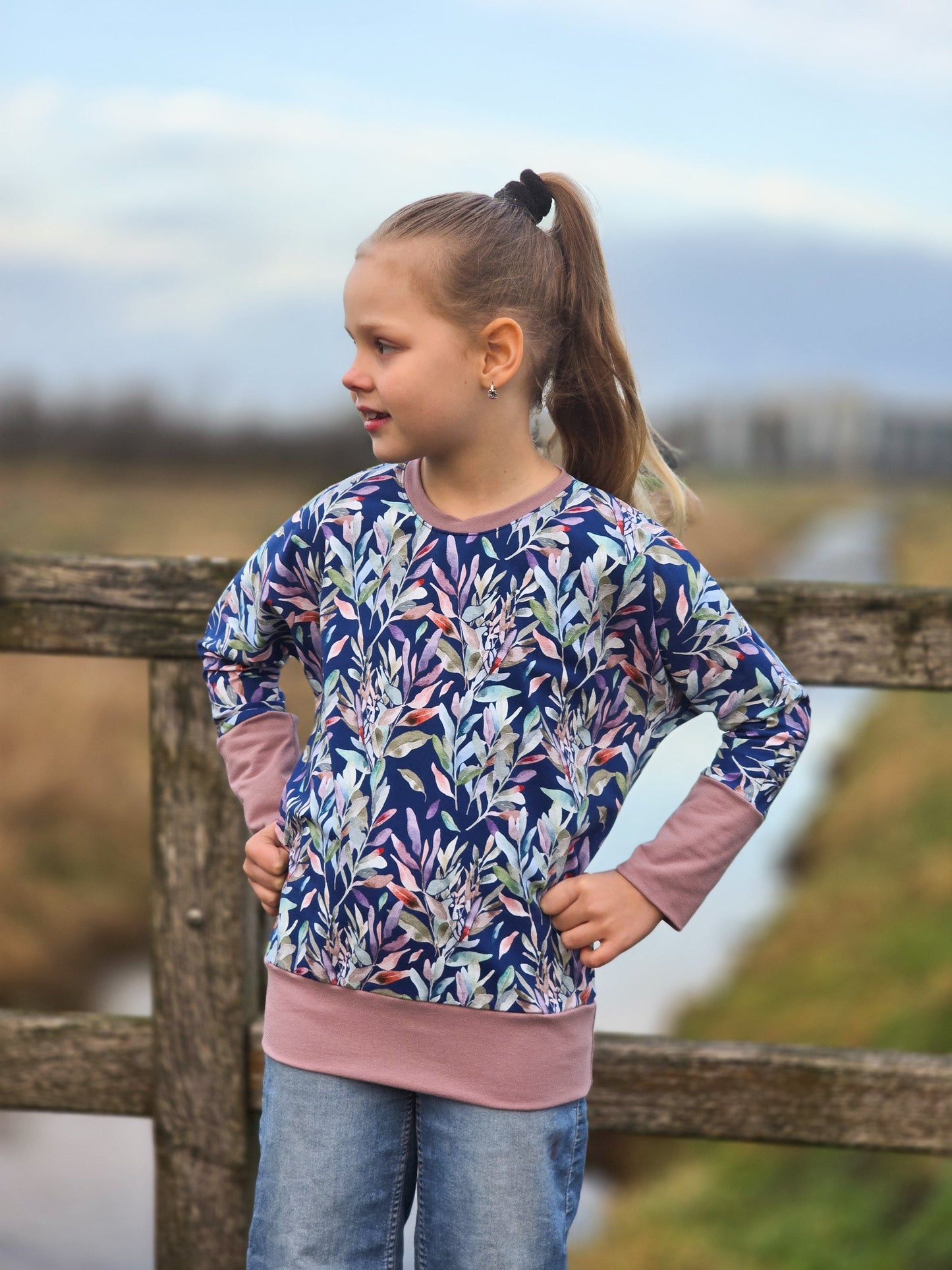 Dzianina bawełniana – liście na niebieskim tle 200 g/m²