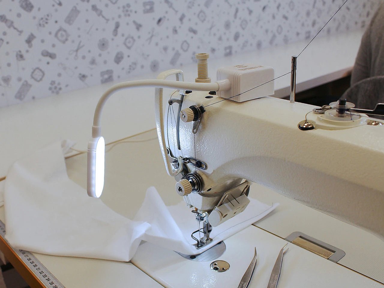 Image of an LED magnetic sewing machine light – available at Šarlotes audumi