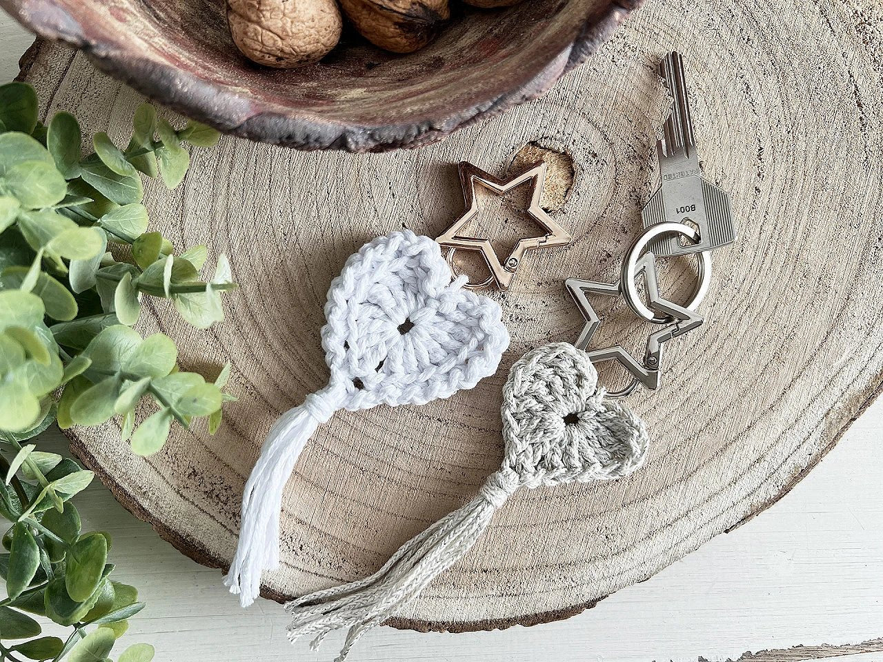 Image with metal carabiner in the shape of a star – 12 mm|in assorted shades – available at Šarlotes audumi