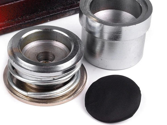 Obraz metalowego guzika do samodzielnego obciągania | 38 mm – dostępny online w Šarlotes audumi
