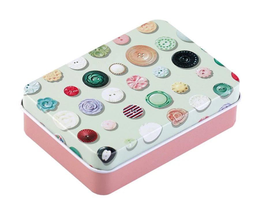 Image of a metal sewing box – available at Šarlotes audumi
