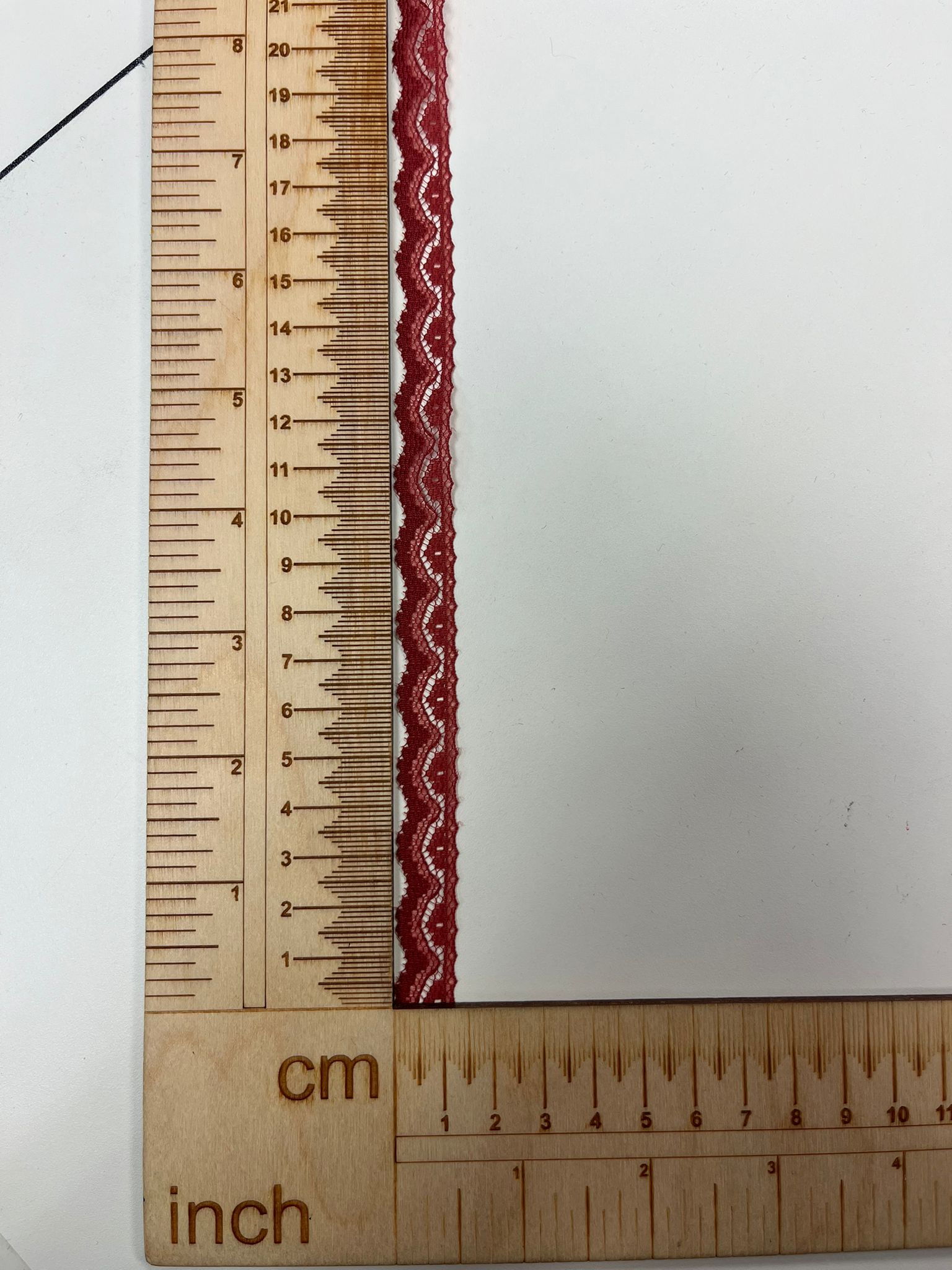 Zdjęcie z koronką 1,1 cm – terakota, dostępne online w tkaninach Šarlotes