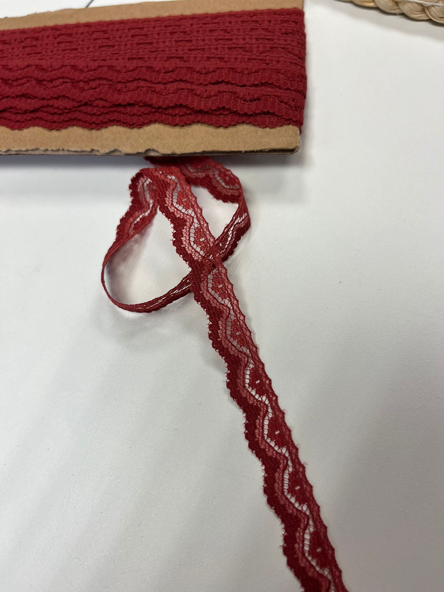 Zdjęcie z koronką 1,1 cm – terakota, dostępne online w tkaninach Šarlotes