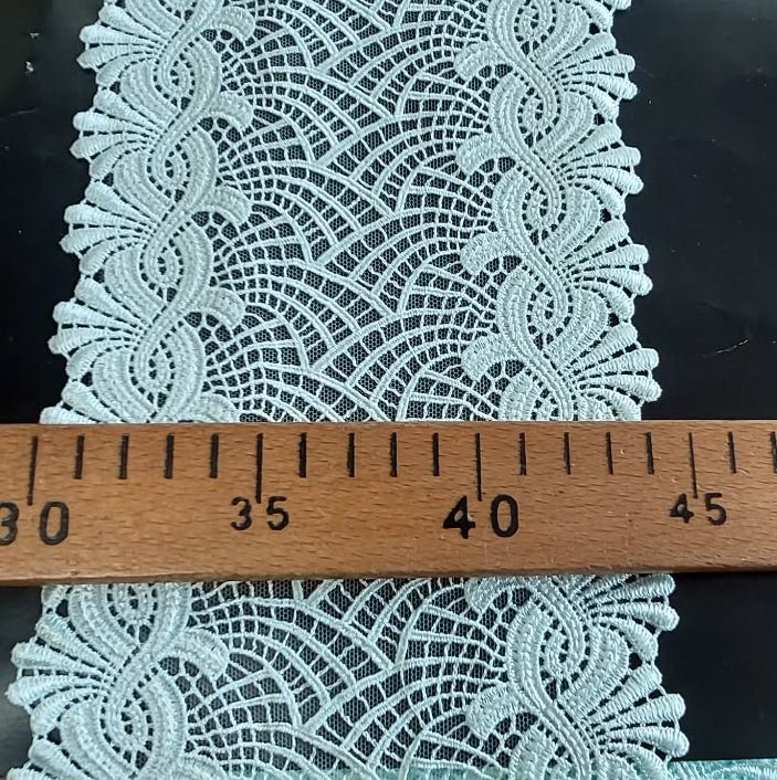 Zdjęcie miętowej koronki 15 cm – dostępnej online w Šarlotes audumi