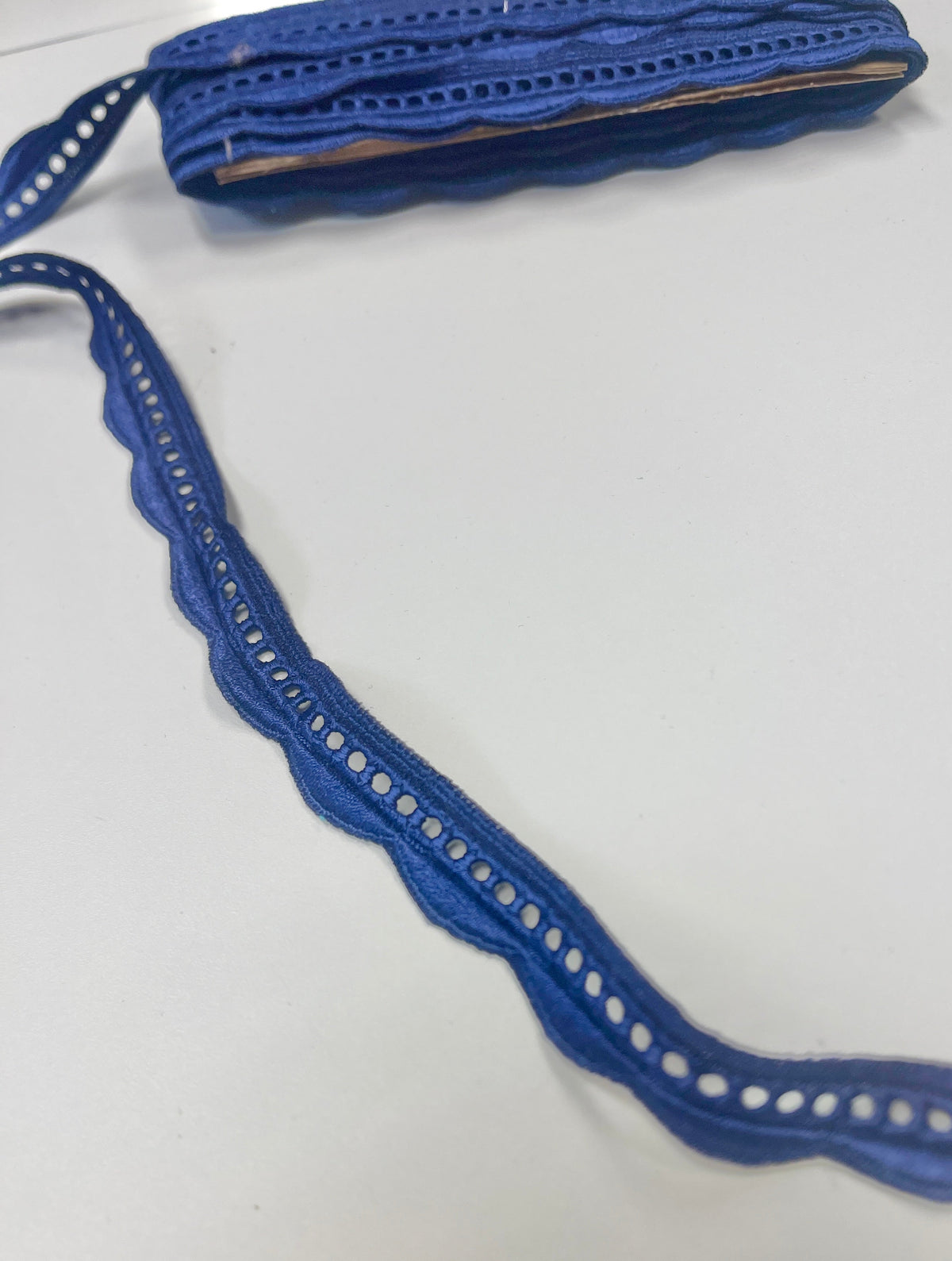 Zdjęcie z koronką 1,5 cm – ciemnoniebieską – dostępne online w tkaninach Szarloty