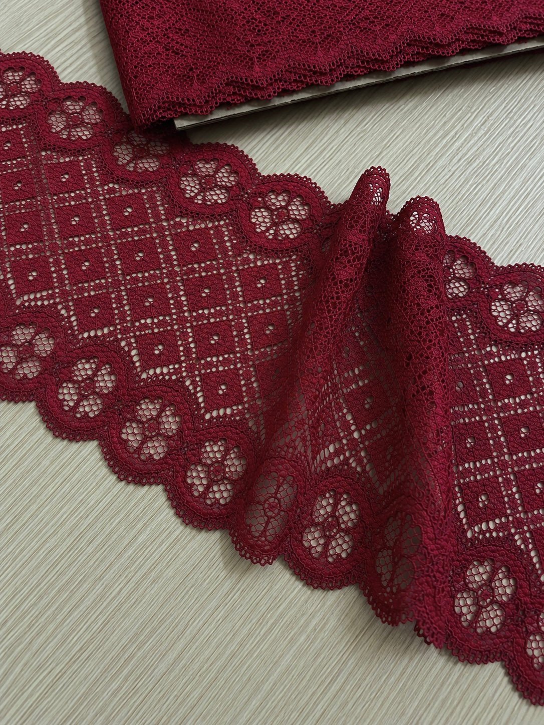 Zdjęcie koronki 17 cm - ciemnoczerwonej – dostępne w Šarlotes audumi