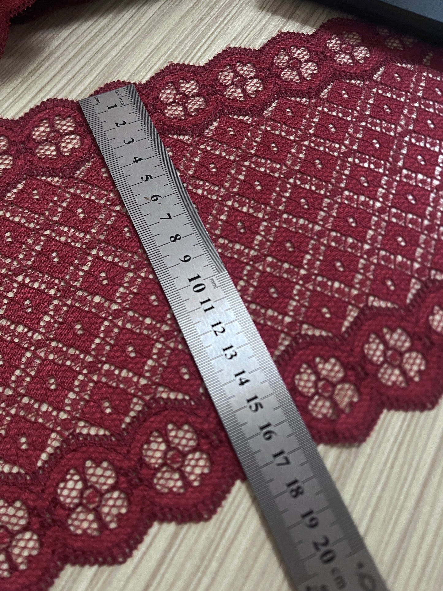 Zdjęcie koronki 17 cm - ciemnoczerwona – dostępna w Šarlotes audumi