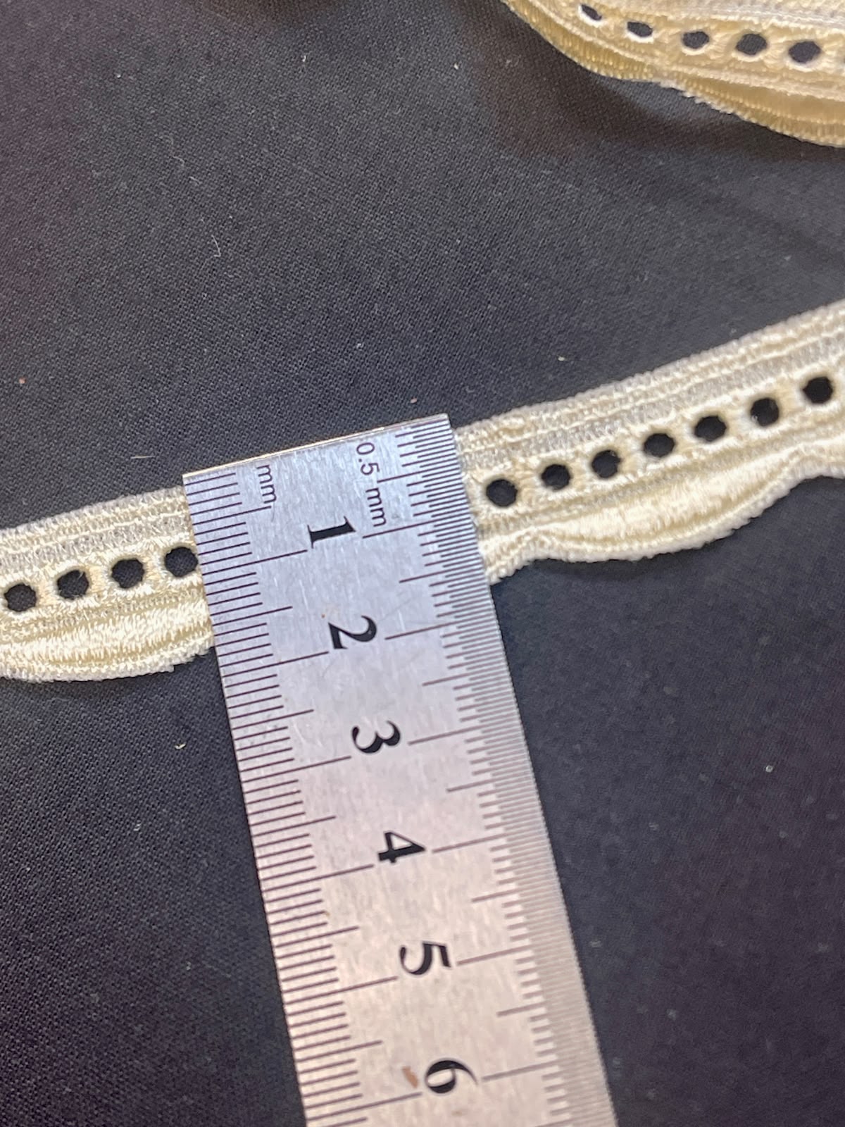 Obraz z koronką 2 cm – szampańską – dostępny online Charlotte tkaniny