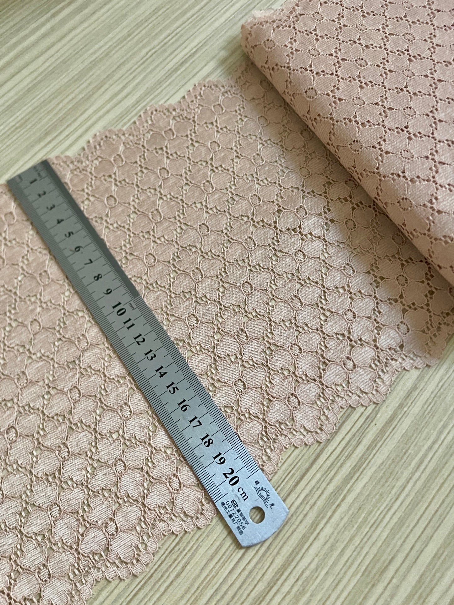 Zdjęcie z koronką 22 cm – beżowo-różowa – dostępna w Šarlotes audumi