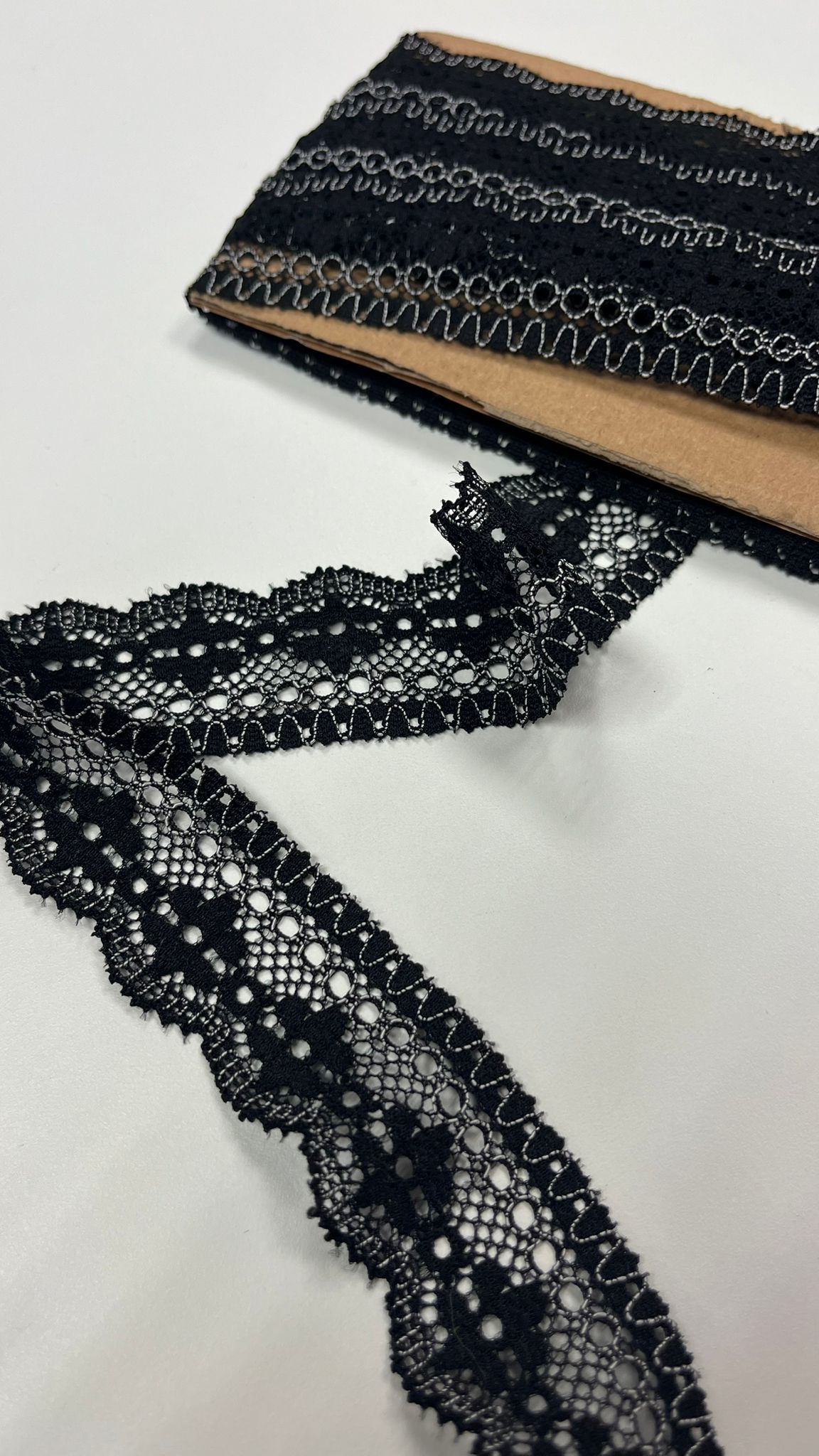 Zdjęcie koronki 3 cm — czarnej z białymi akcentami — dostępnej online w Šarlotes audumi