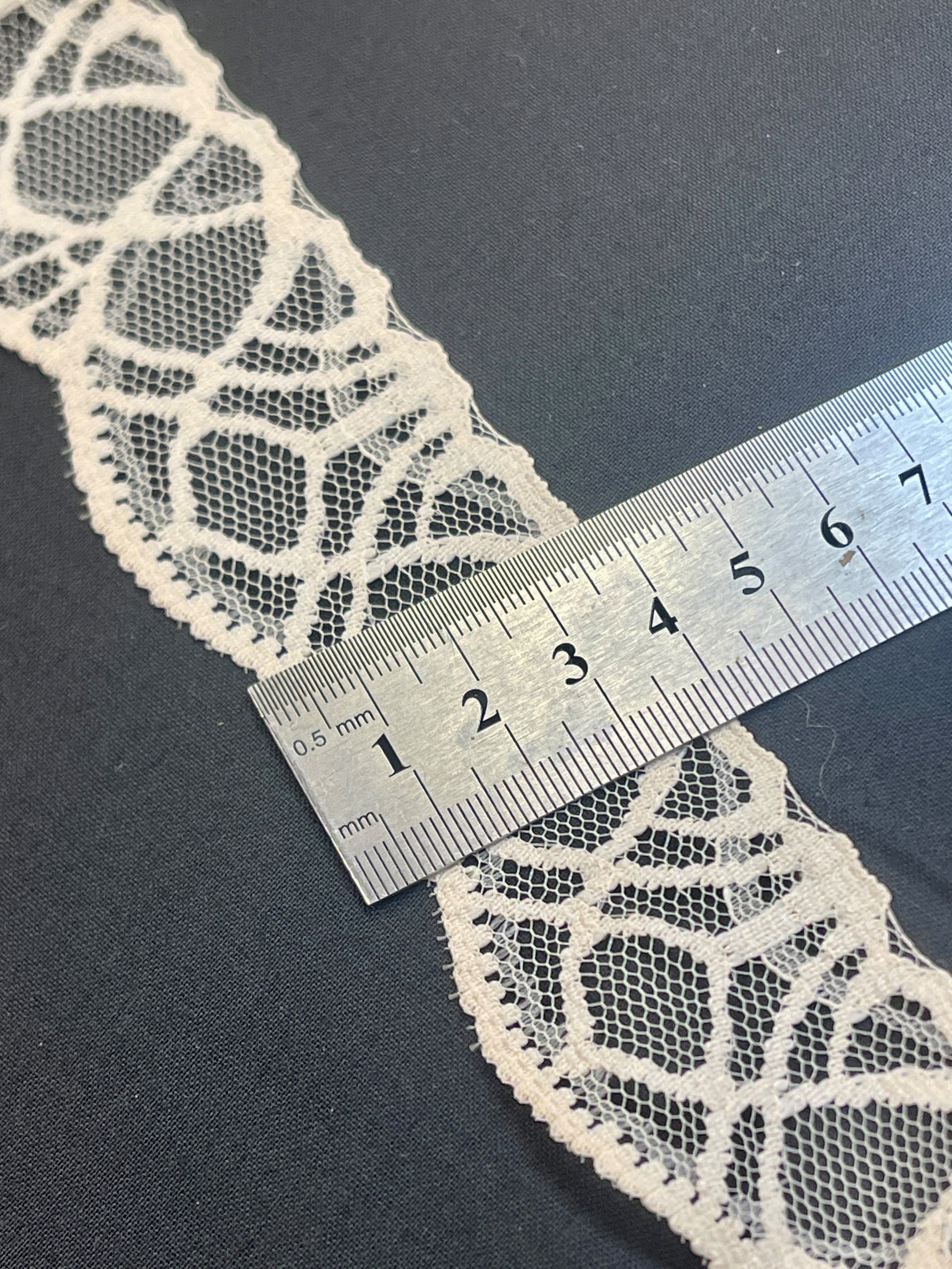 Koronka 3,7 cm w kolorze kremowym – dostępna online w Šarlotes audumi