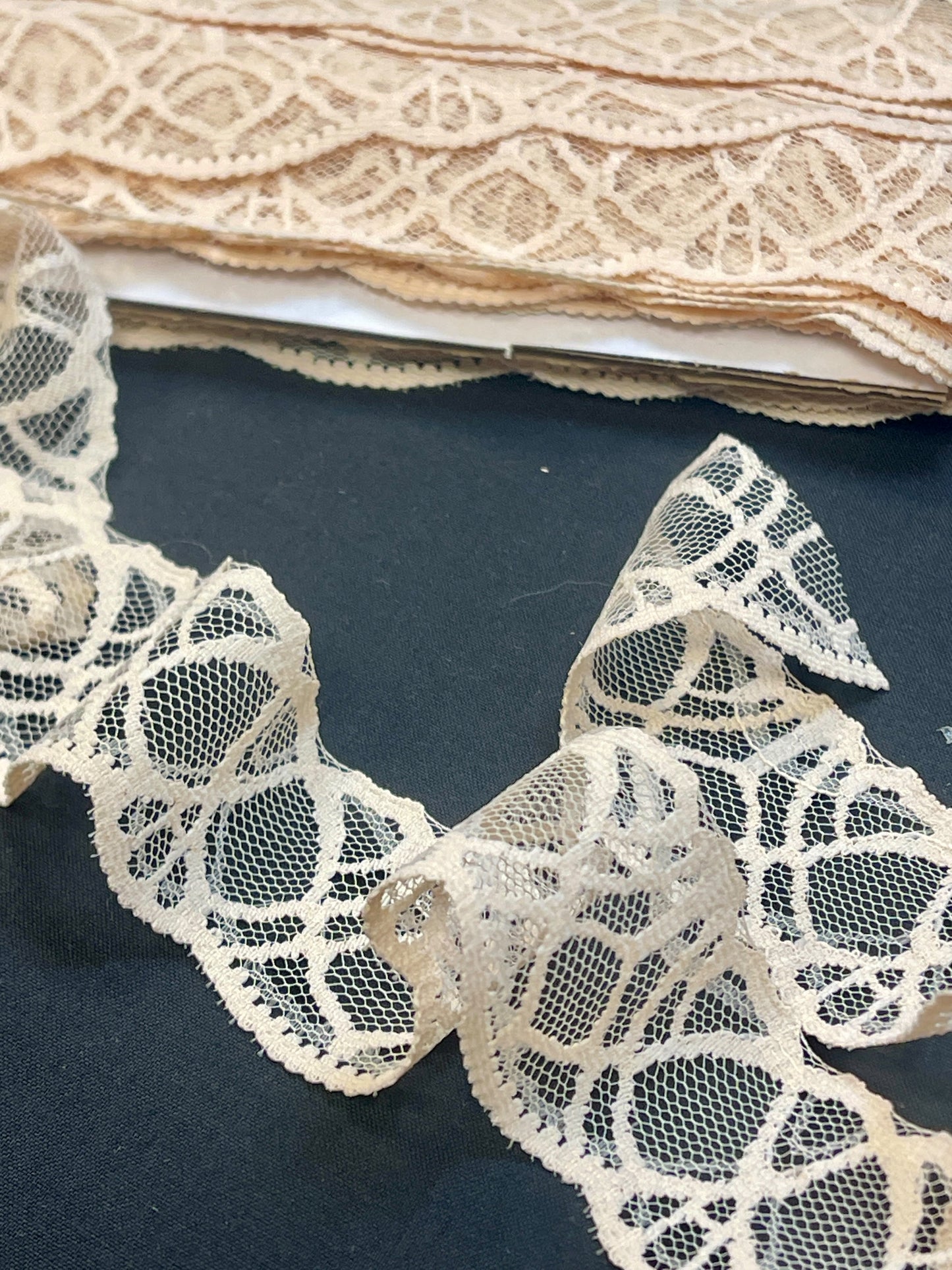 Koronka 3,7 cm w kolorze kremowym – dostępna online Šarlotes audumi