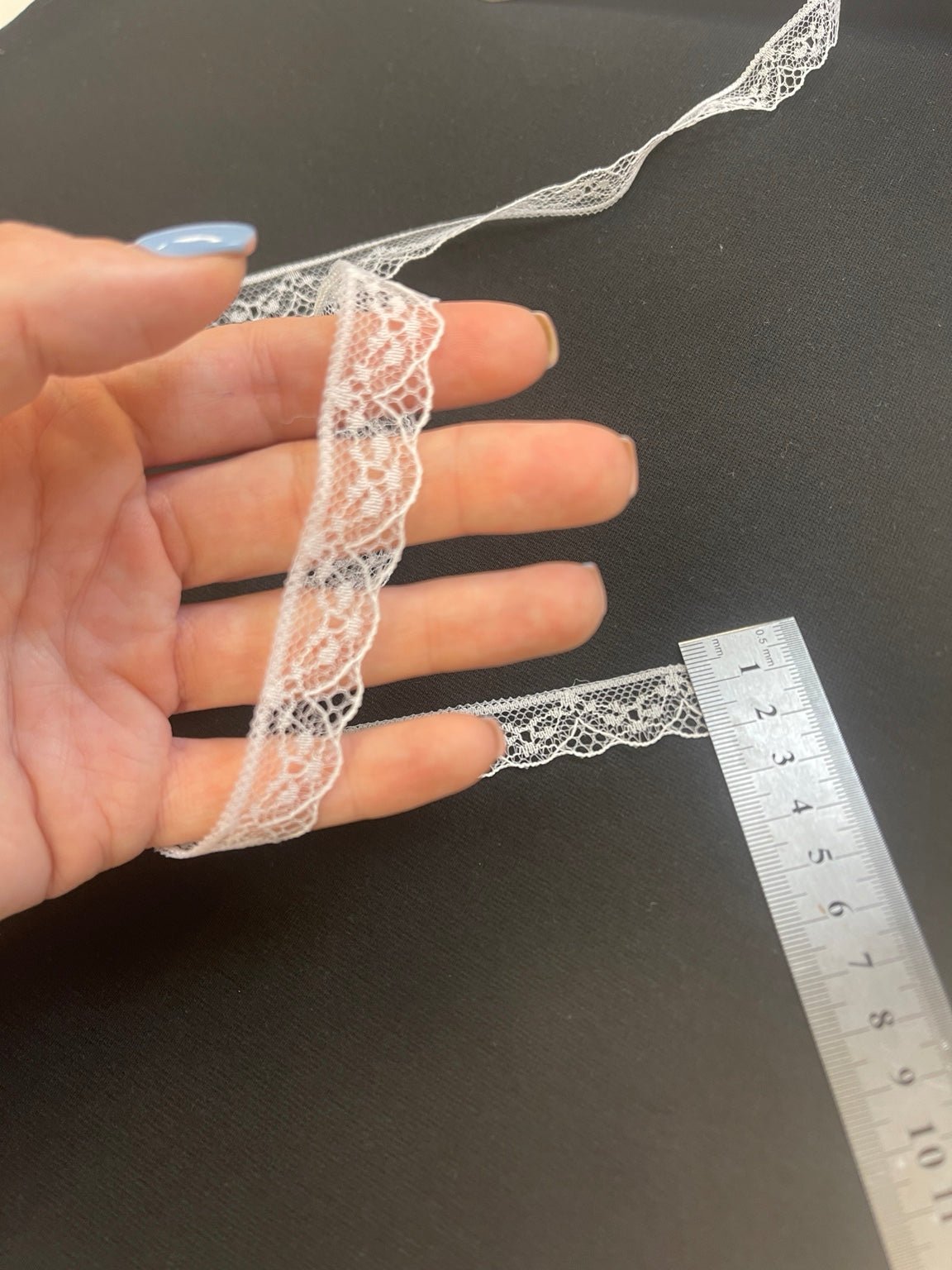 Zdjęcie: delikatna koronka 1,6 cm, biała – dostępna online Šarlotes audumi