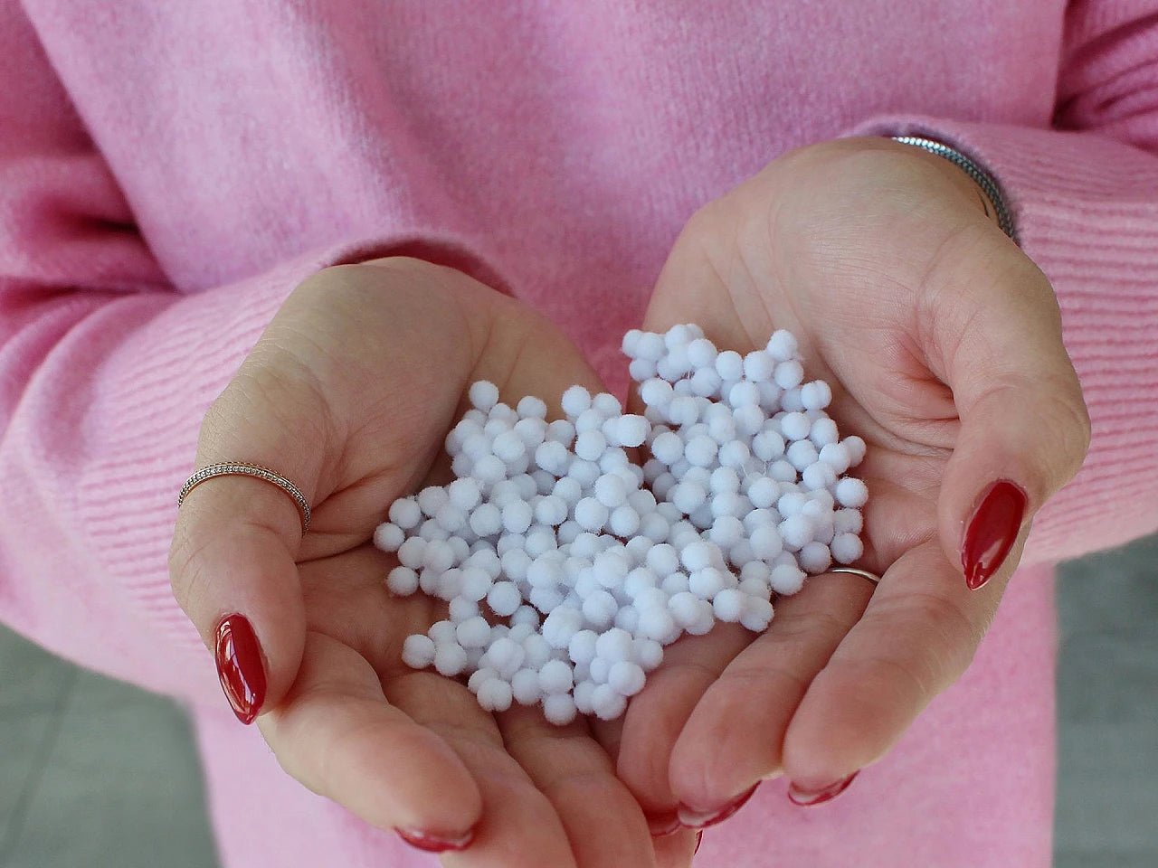 Mini pompoms Ø4 mm | White | 2000 pieces per pack