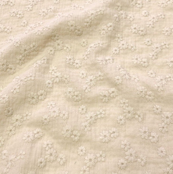 Zdjęcie: muślin z haftem – beżowe kwiaty 180 g/m² – dostępny w Šarlotes audumi