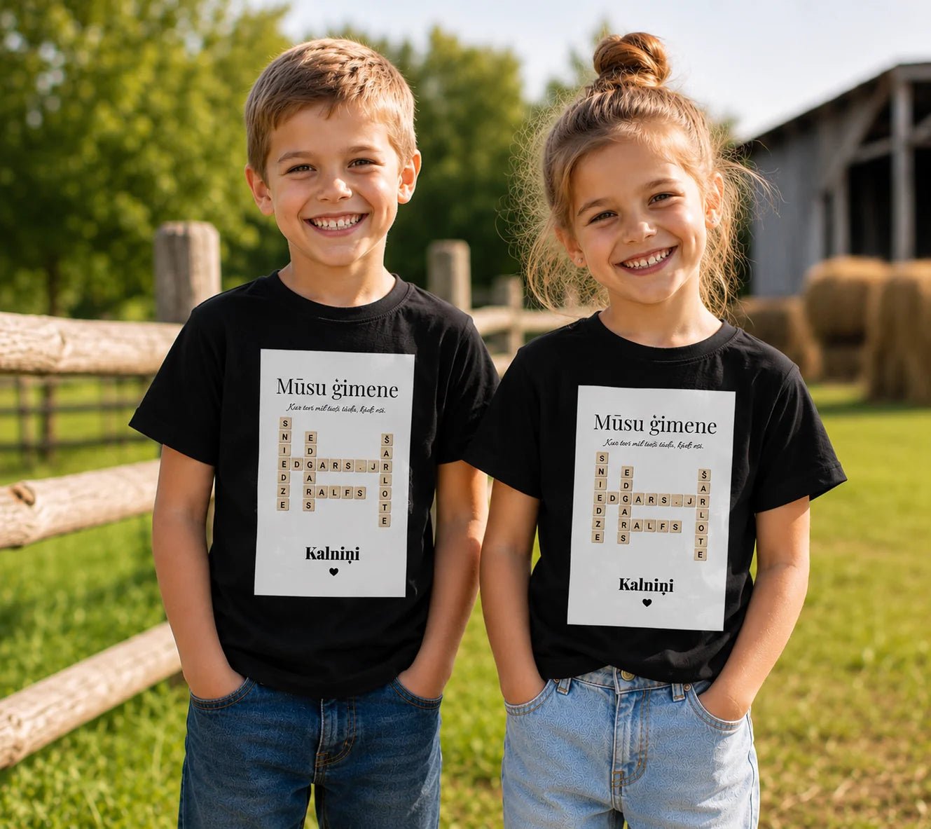Zdjęcie personalizowanego rodzinnego T-shirtu w stylu „Scrabble” – rozmiar dziecięcy – dostępny w Šarlotes audumi