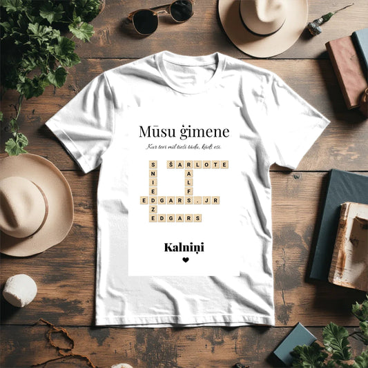 alt
Obraz przedstawiający personalizowany rodzinny T-shirt w stylu „Scrabble” – dostępny online Šarlotes audumi