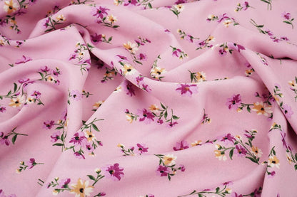 Image of thin pink floral crepe fabric – available online at Šarlotes audumi