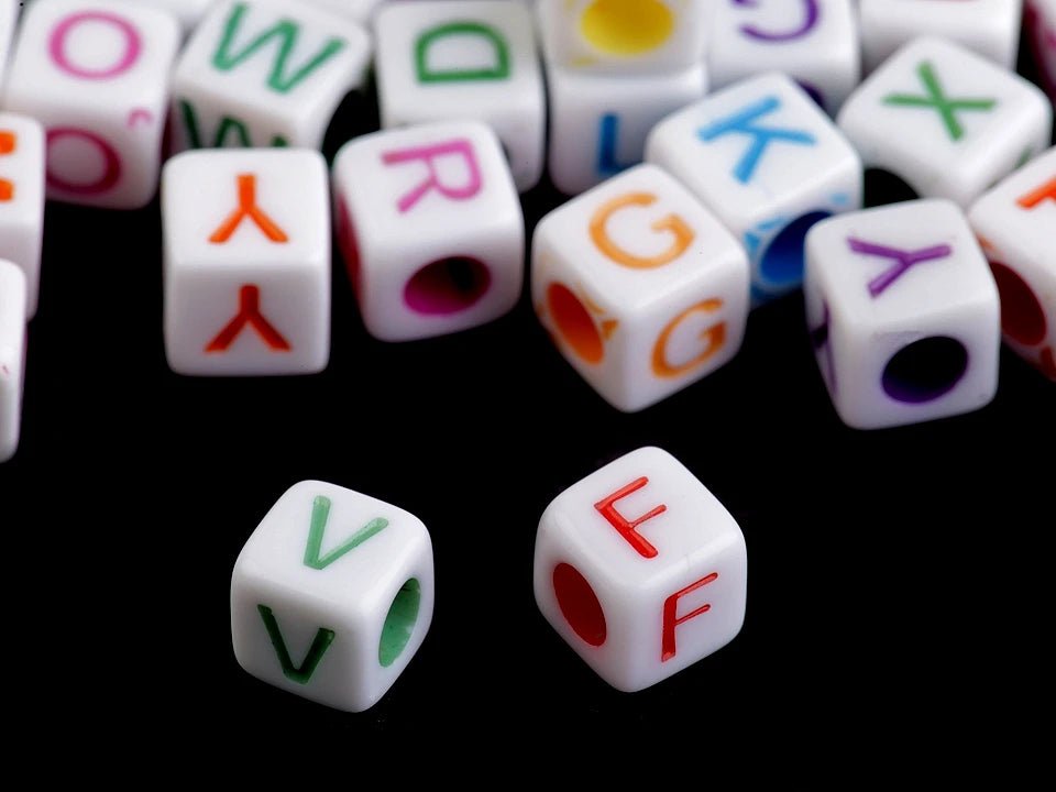 Image with plastic letter beads – cubes | 6 × 6 mm | 10 grams – available at Šarlotes audumi