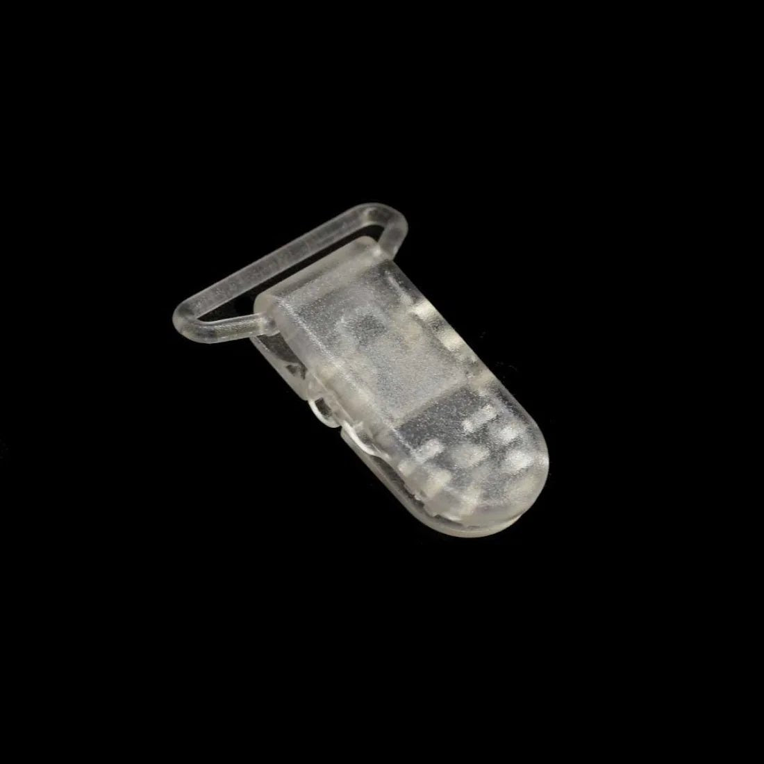 Zdjęcie z plastikowymi klipsami do zawieszek do smoczków 26 mm – przezroczyste | opakowanie 5 szt. – dostępne w Šarlotes audumi