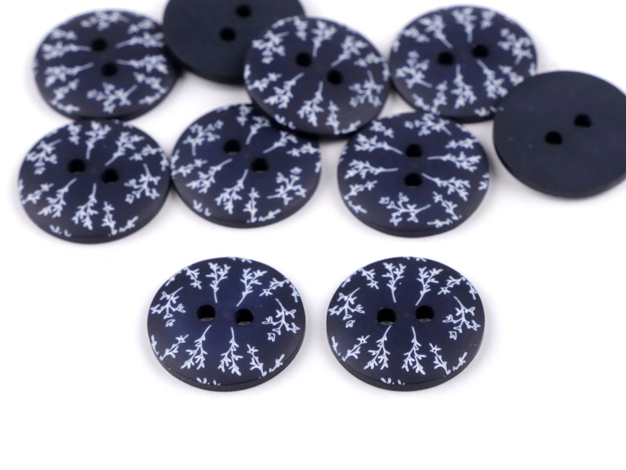 Attēls ar Plastmasas pogas 18 mm - zilas ar zariņu – pieejams Šarlotes audumi