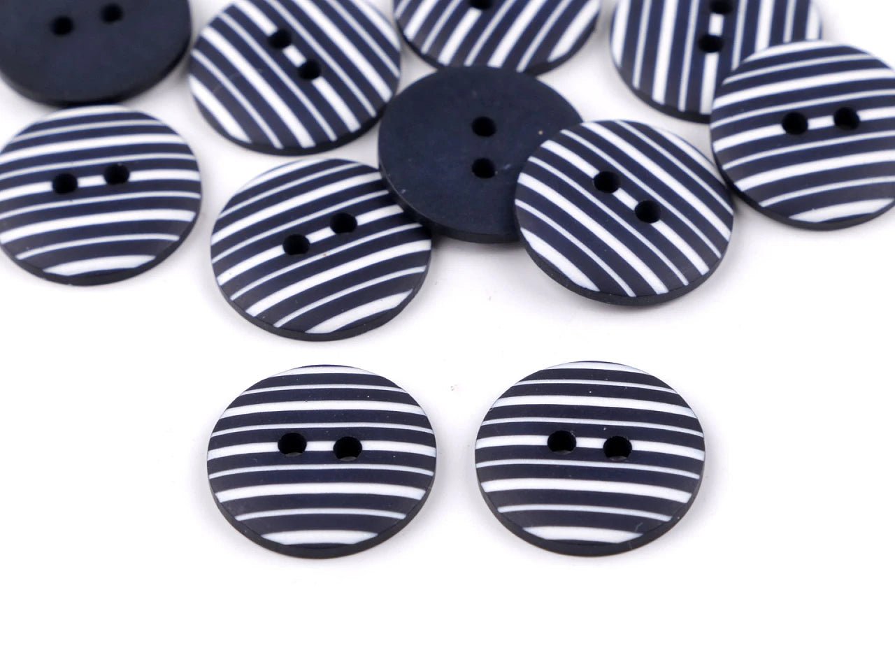 Plastmasas pogas 18 mm - zilas svītrainas