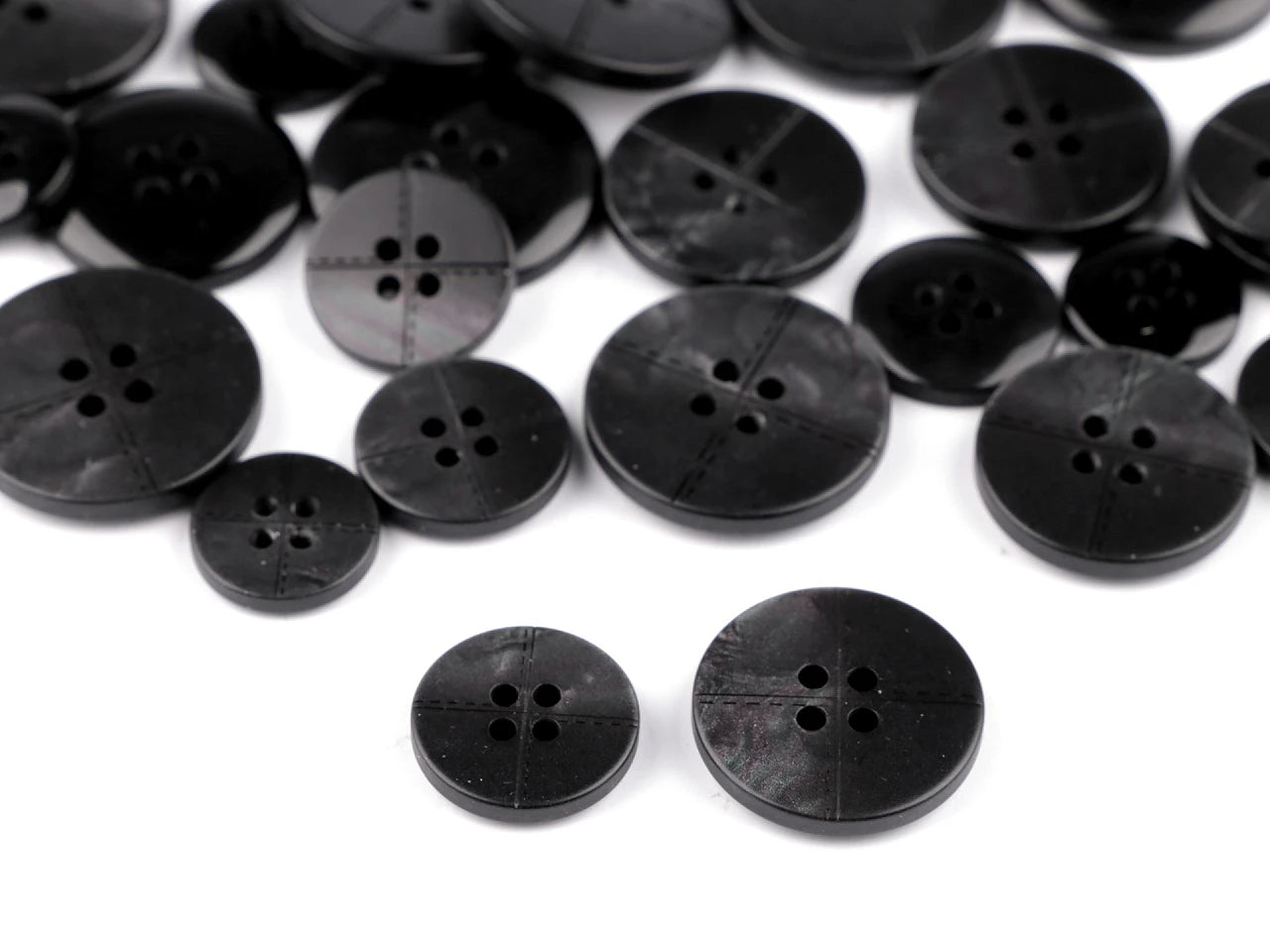 Attēls ar Plastmasas pogas 25 mm - melnas – pieejams Šarlotes audumi