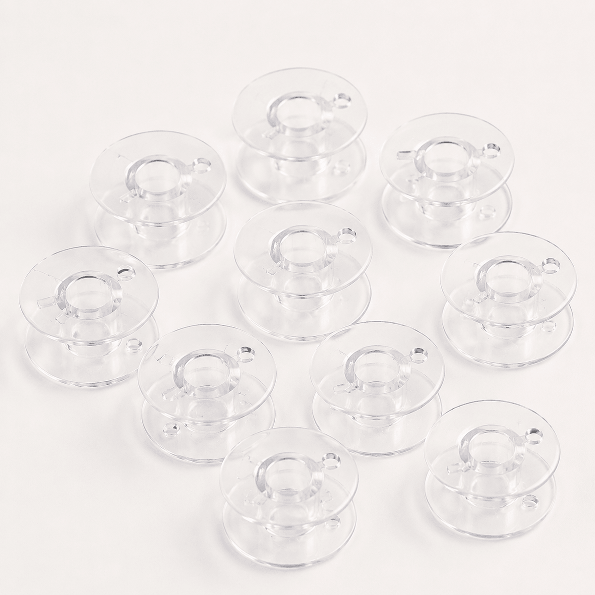 Zdjęcie plastikowej płaskiej szpulki do maszyn do szycia Ø 20,4 mm – zestaw 10 szt. – dostępne online w Tkaninach Charlotte