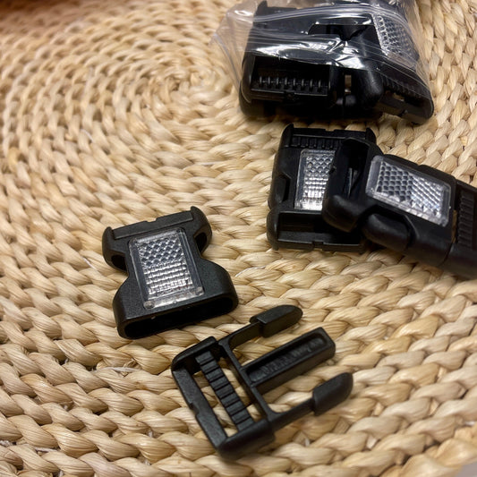 Plastikowa klamra z odblaskiem 25 mm - (w opakowaniu 10 szt.) – dostępne w Šarlotes audumi
