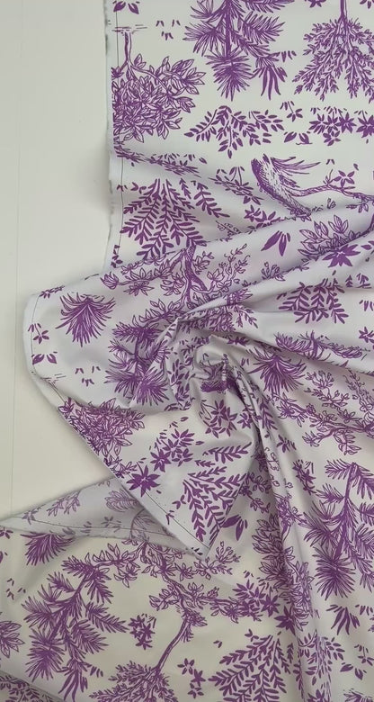 Włoska tkanina bawełniana z fioletowym botanicznym wzorem na białym tle – 130 g/m²
