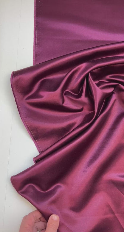 Włoska tkanina satynowa z jedwabiu i bawełny w ciemnym purpurowym odcieniu – 195 g/m²