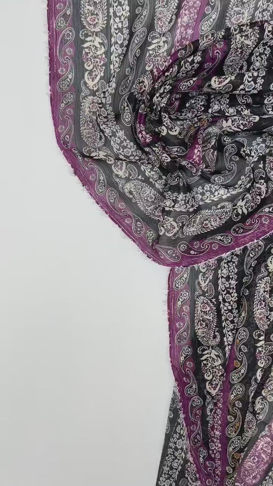 Włoska tkanina szyfonowa z czarno-fioletowym wzorem paisley i nitką lureksową 70 g/m²