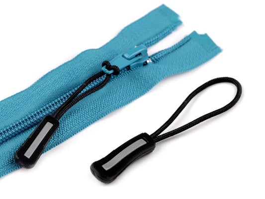 Image of a zipper pull with a reflective element – available at Šarlotes audumi