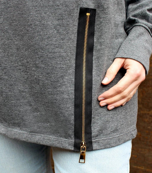 alt
Metal closed zipper - black with gold