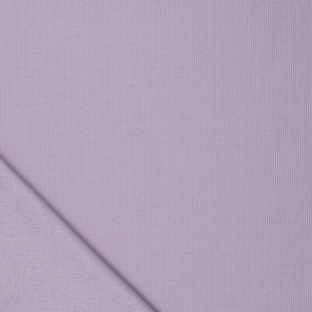 Zdjęcie przedstawia prążkowaną dzianinę bawełnianą (RIB JERSEY) – lawendowy fiolet 310 g/m² – dostępna w Šarlotes audumi