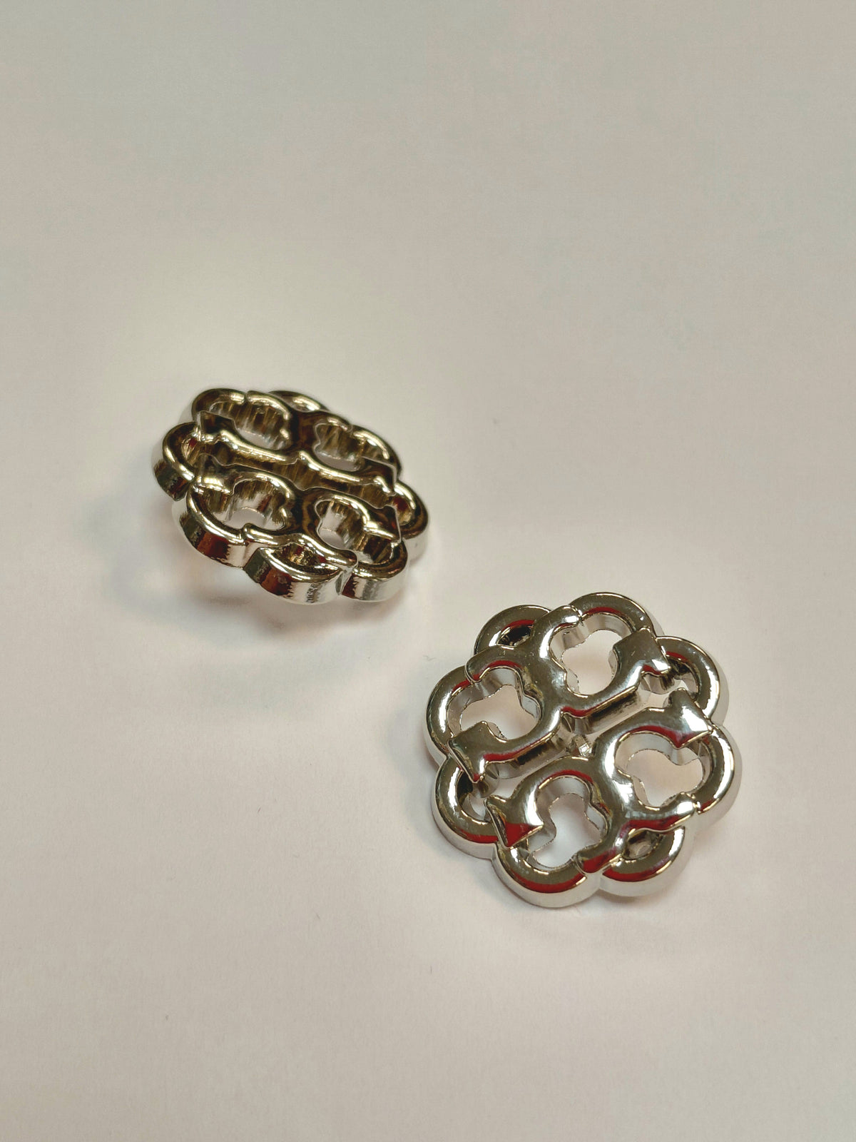 Metāla pogas uz kājiņas 20 mm-sudraba