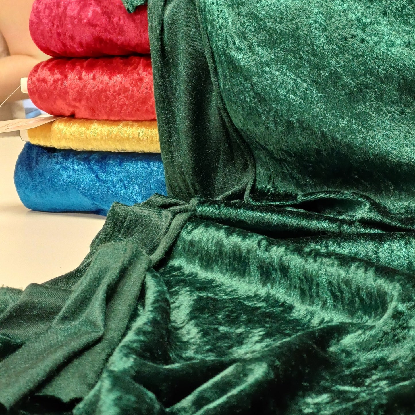 Velvet with a crinkled effect - emerald green 160 g/m²