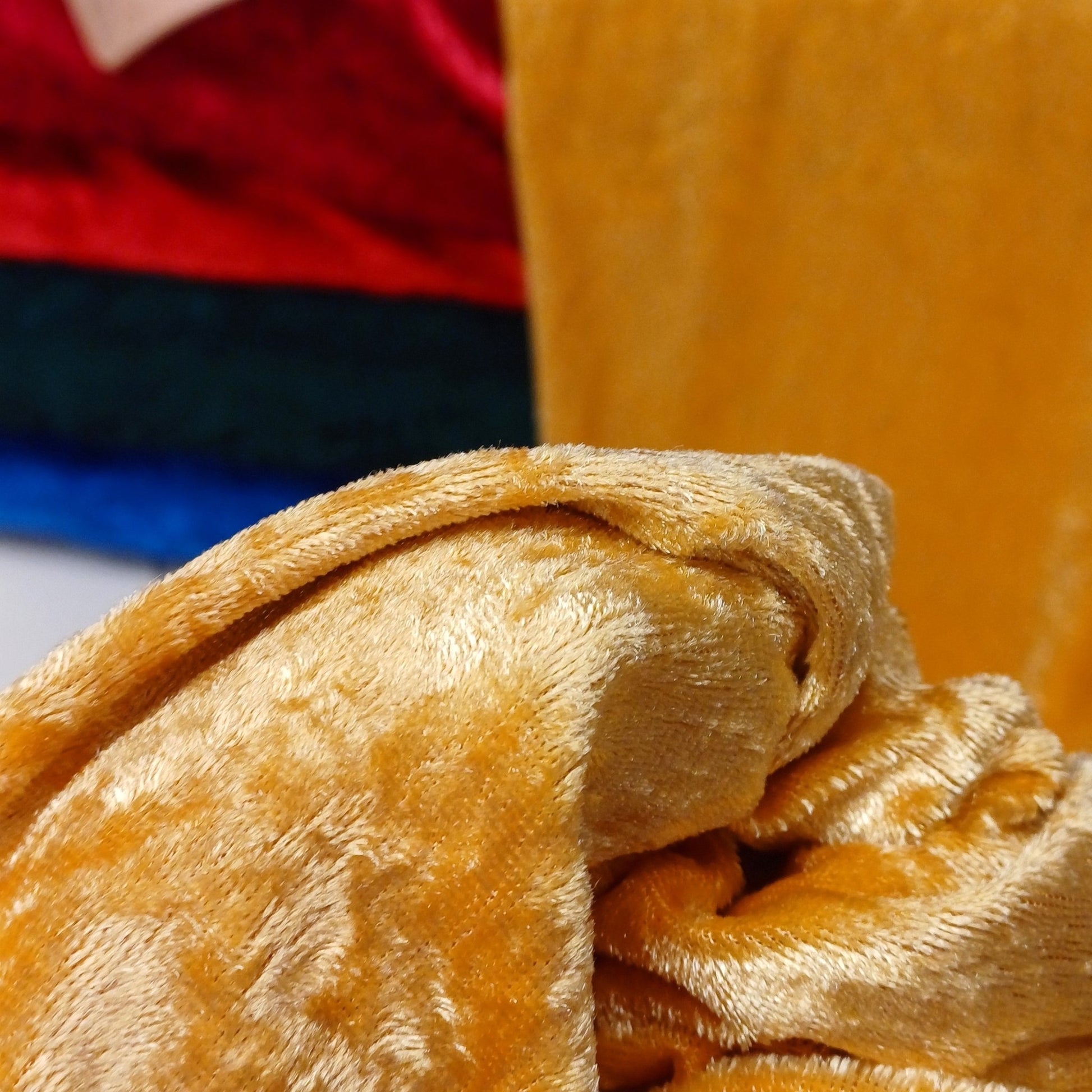 Velvet with a crinkled effect - gold 160 g/m²