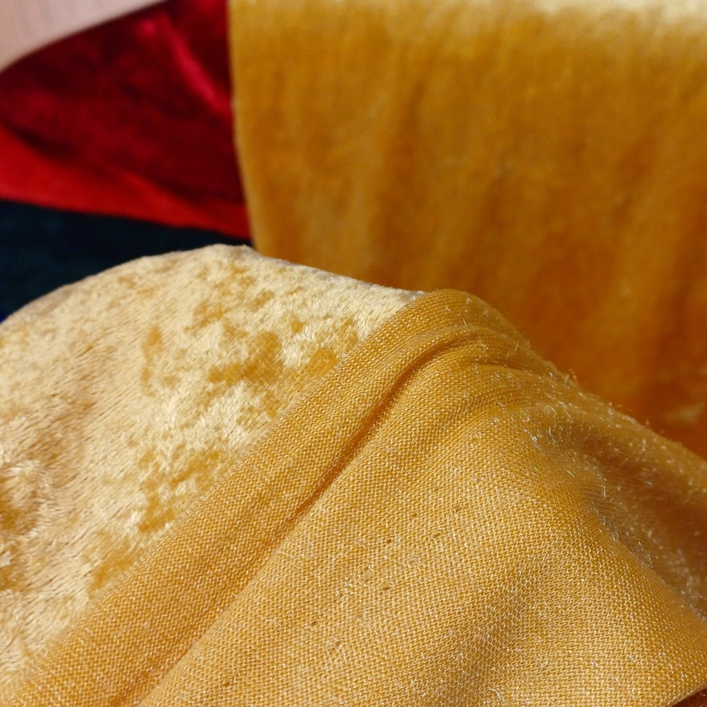 Velvet with a crinkle effect - gold 160 g/m²