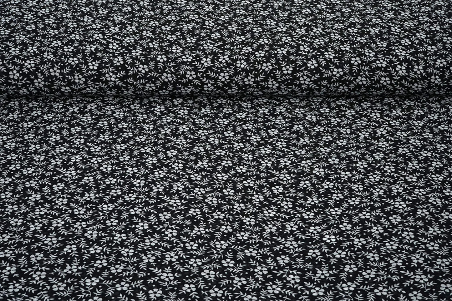 Chiffon - white flowers on a black background | 150 cm | 65 g/m²