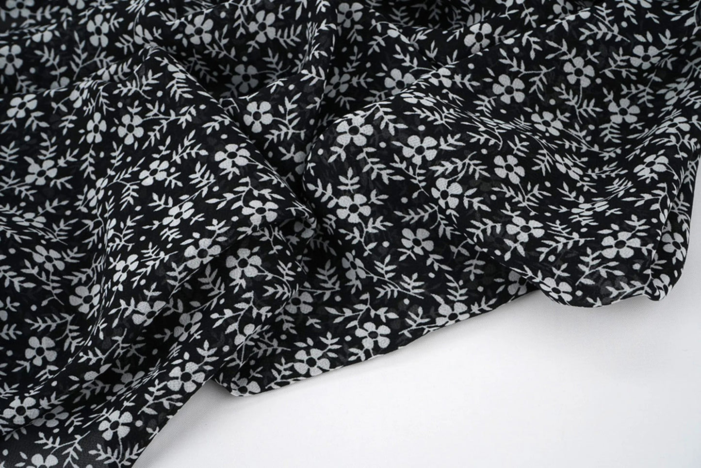 Chiffon - white flowers on a black background | 150 cm | 65 g/m²
